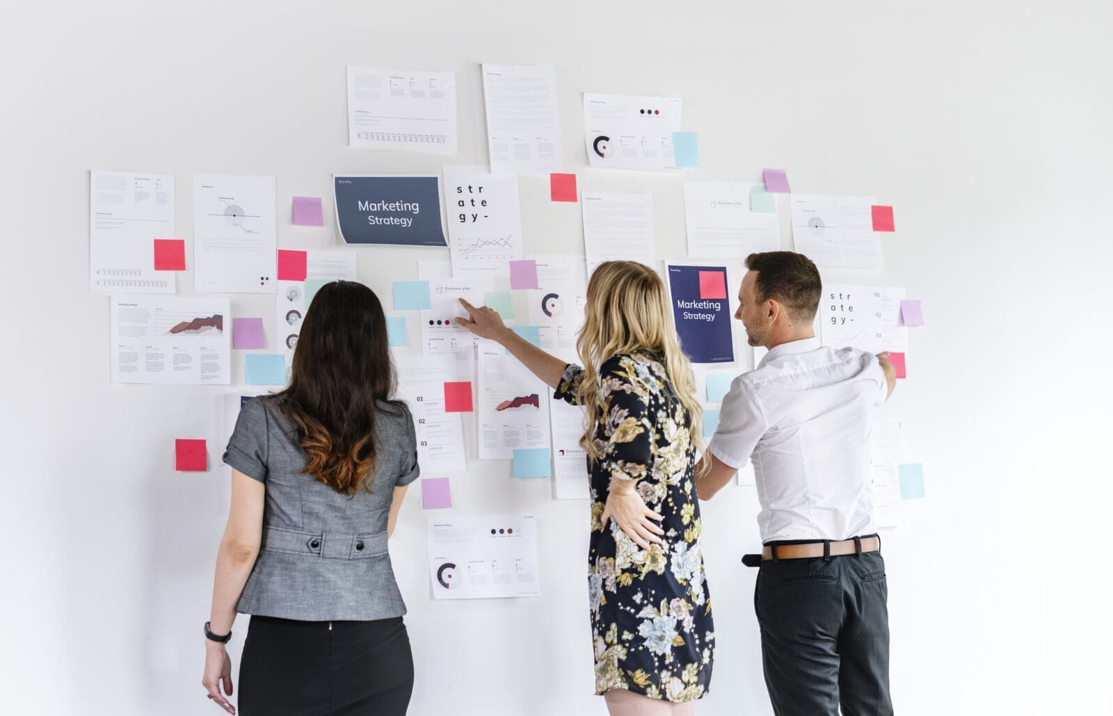A marketing team cascading strategy to create team goals aligned to strategy. CREDIT: https://www.istockphoto.com/portfolio/Rawpixel